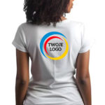 Biała koszulka z wielokolorowym nadrukiem na plecach