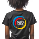 Czarna koszulka z kolorowym nadrukiem na plecach