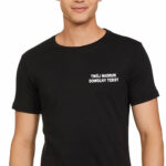 Czarna koszulka z własnym nadrukiem na piersi