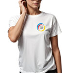 Damska biała koszulka z kolorowym logo na piersi