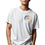 biała koszulka z kolorowym logo na piersi