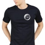 czarna koszulka z jednokolorowym logo na piersi