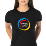 czarna koszulka z kolorowym nadrukiem na przodzie