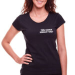 czarna koszulka z własnym nadrukiem napisem na lewej piersi